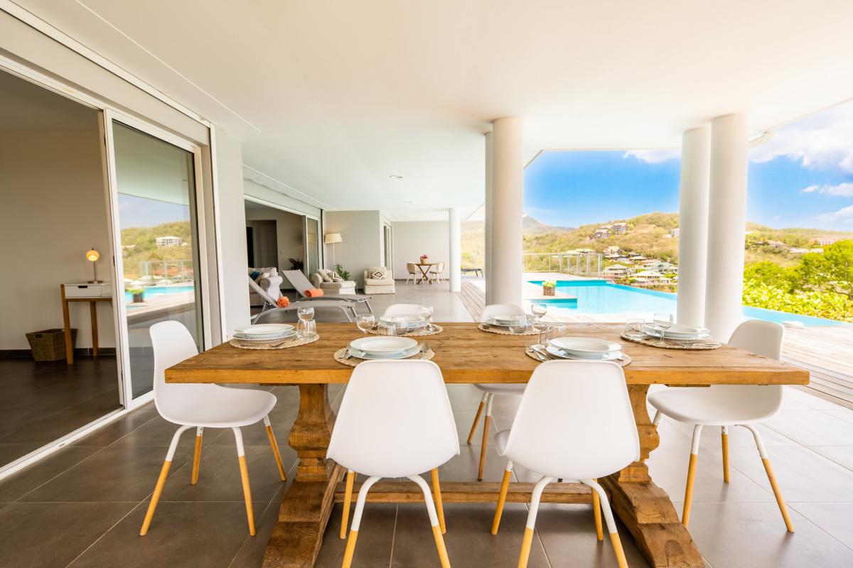 Location villa 4 chambres 8 personnes  -salle  a manger psicine